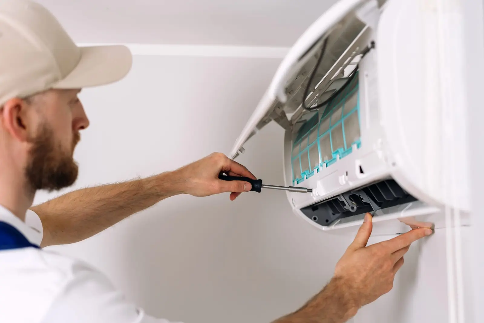 Técnico instalando un equipo split en la pared